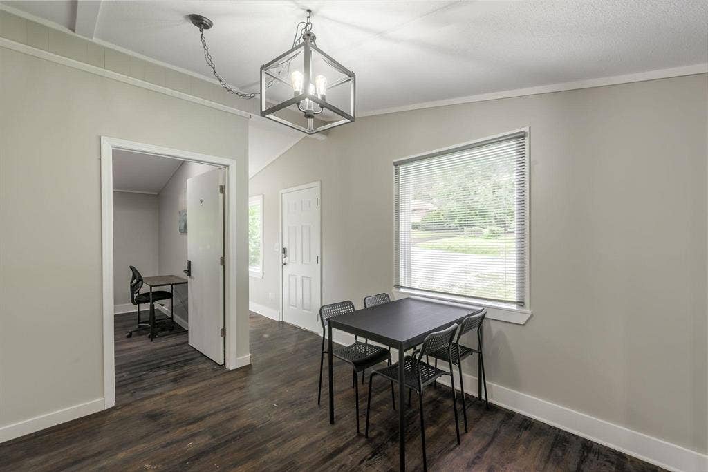 8 BR in Independence