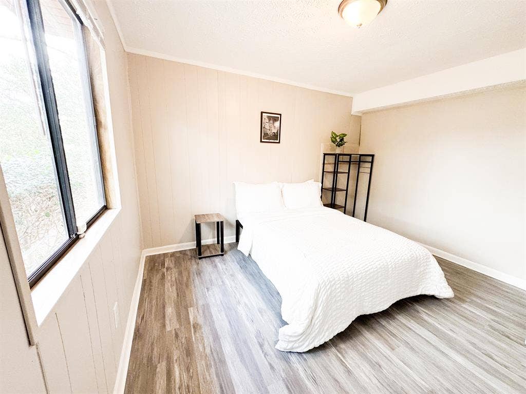 8 BR in College Park