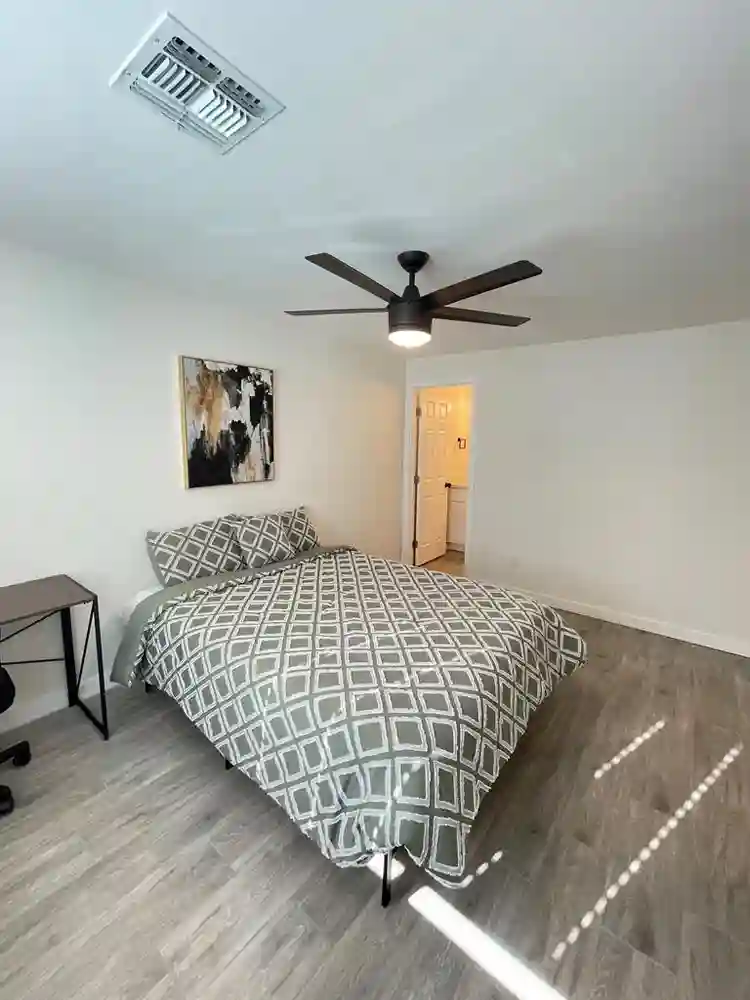 8 BR in Glendale