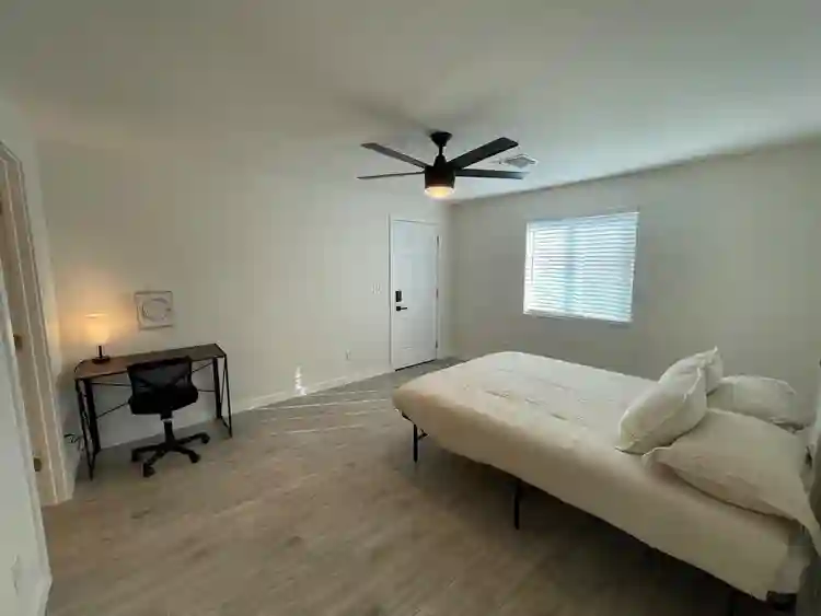 8 BR in Glendale