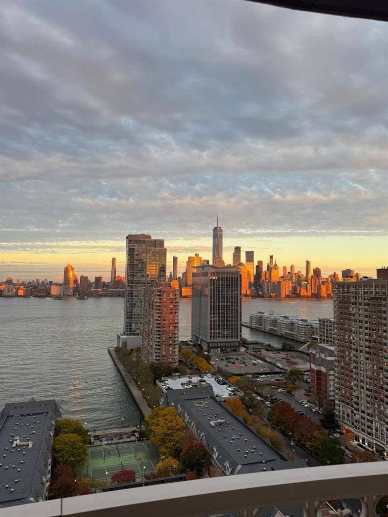 URGENT Jersey City Roommate Needed