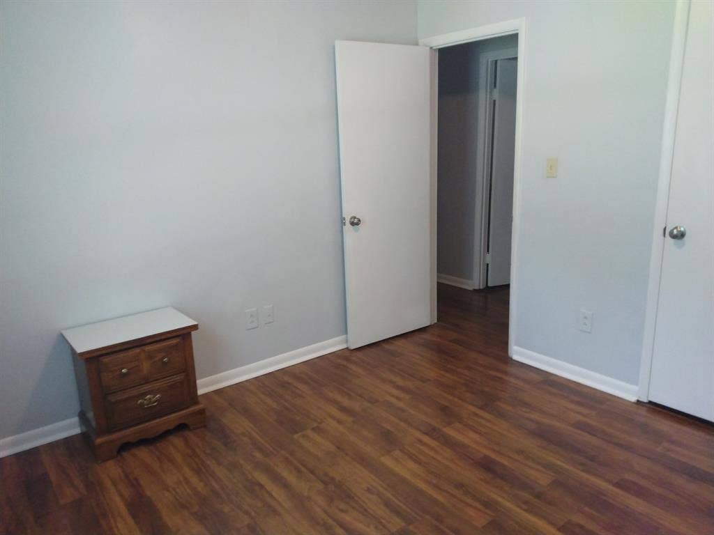 Seeking a Lady Roomate