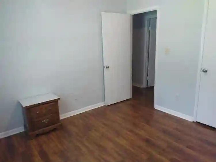 Seeking a Lady Roomate