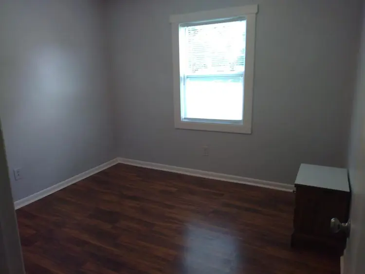 Seeking a Lady Roomate