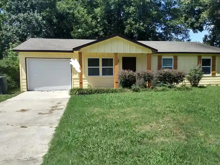 Seeking a Lady Roomate