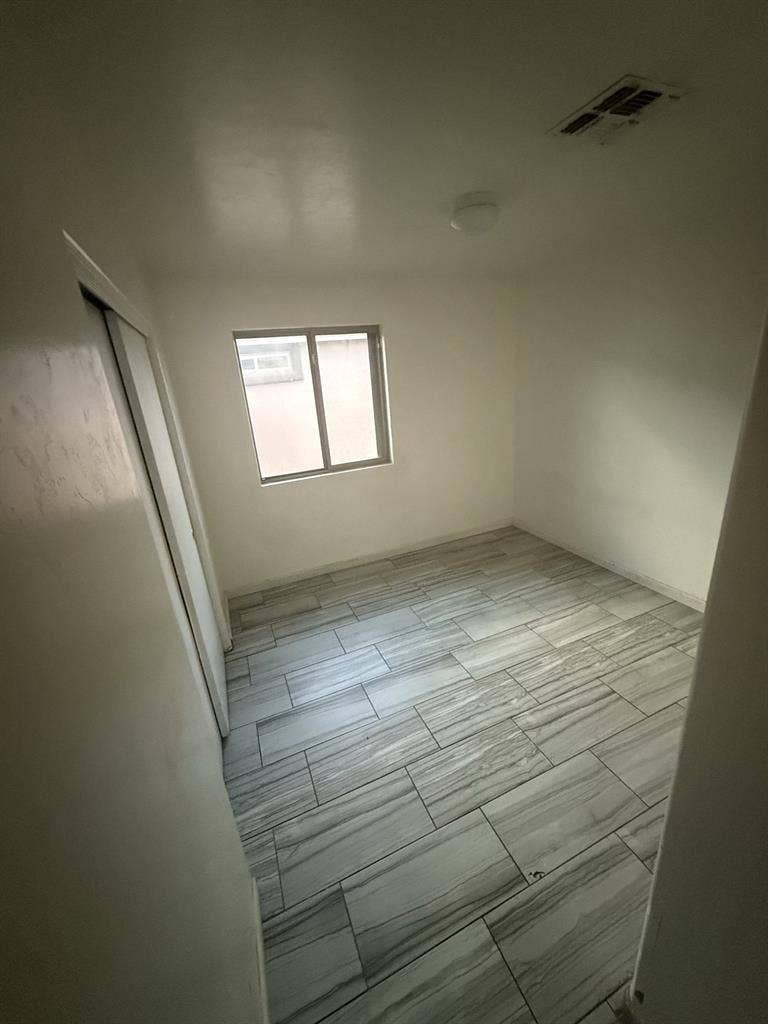 Rooms for rent near mall Area