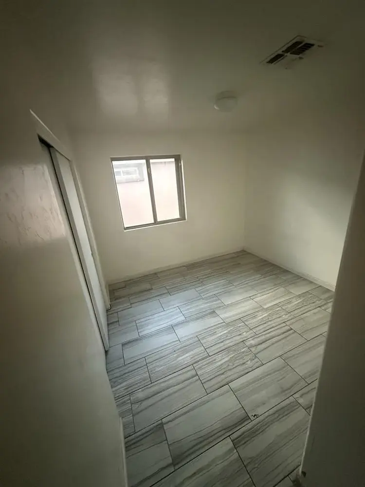 Rooms for rent near mall Area