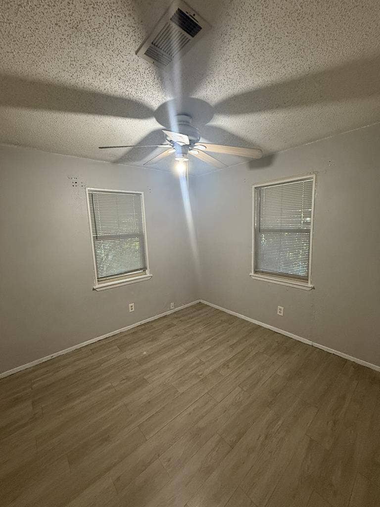 Looking for roommate