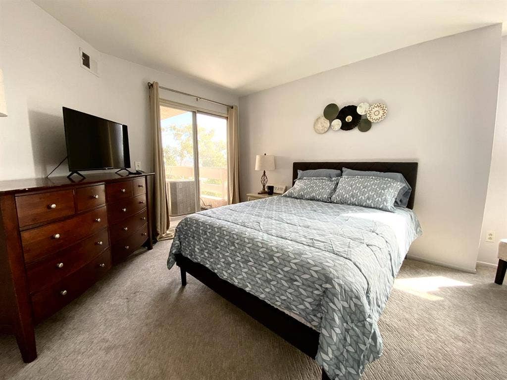 Furnished room, private bathroom