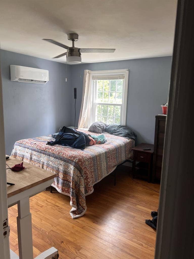 Looking for roommate