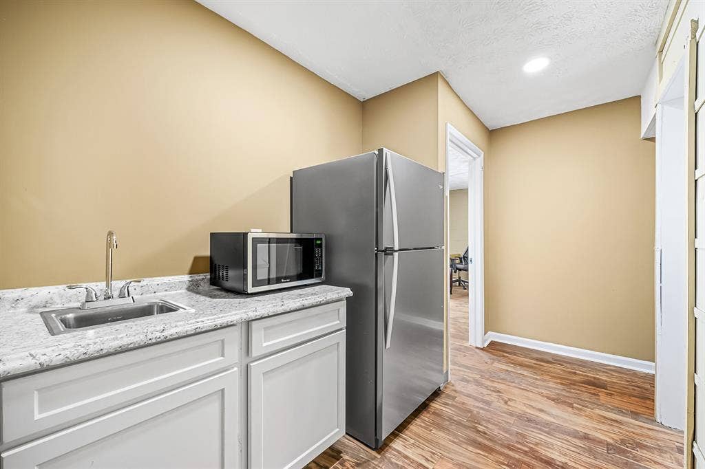 6 BR in Riverdale