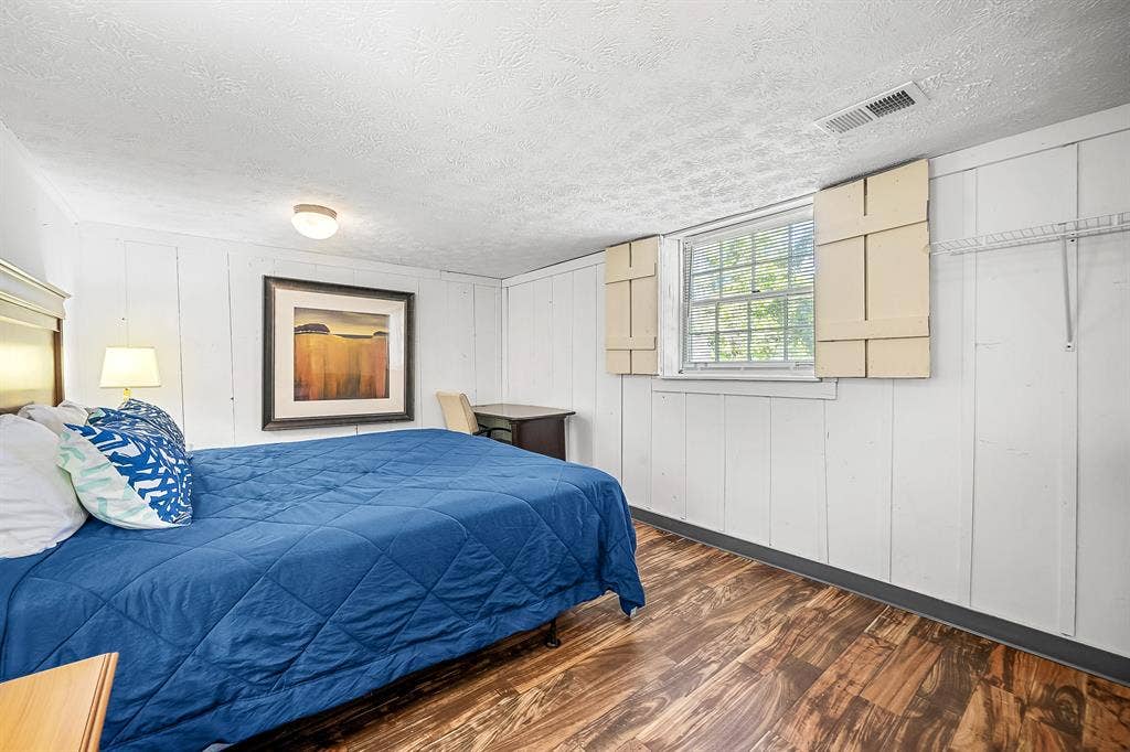6 BR in Riverdale