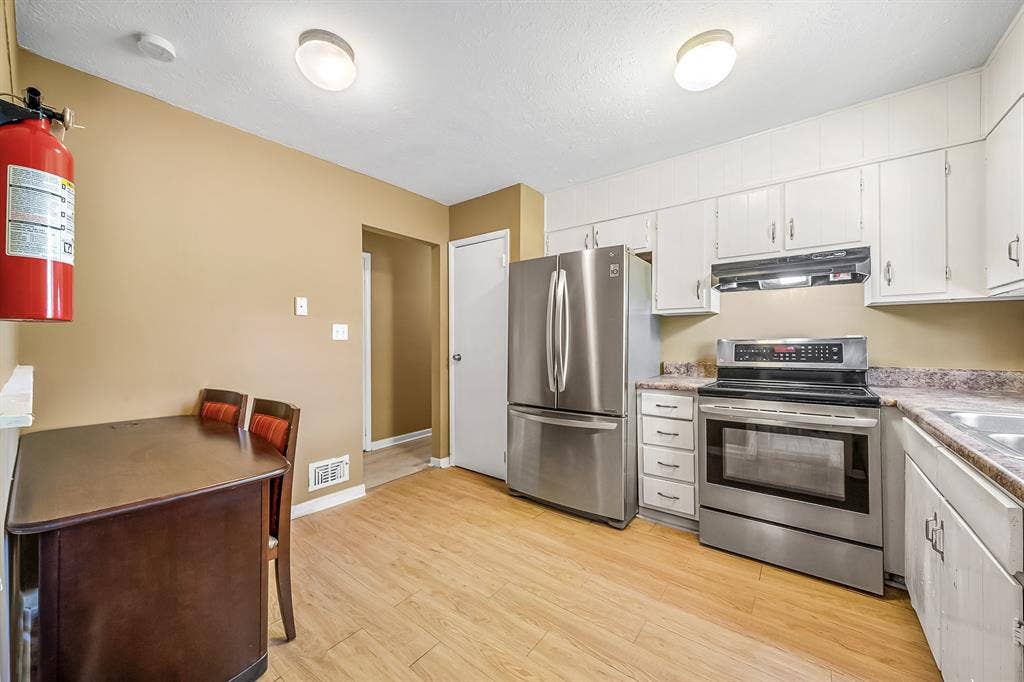 6 BR in Riverdale