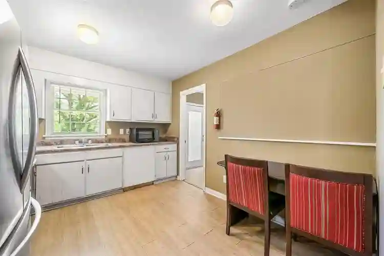 6 BR in Riverdale