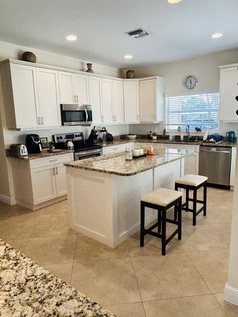 Female Roommates wanted