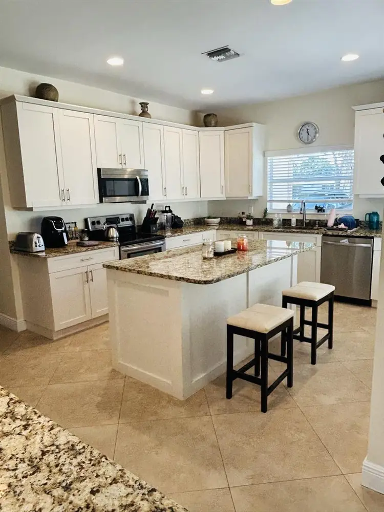 Female Roommates wanted