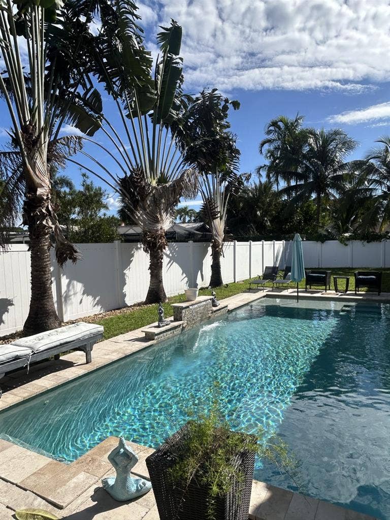 Female Roommates wanted