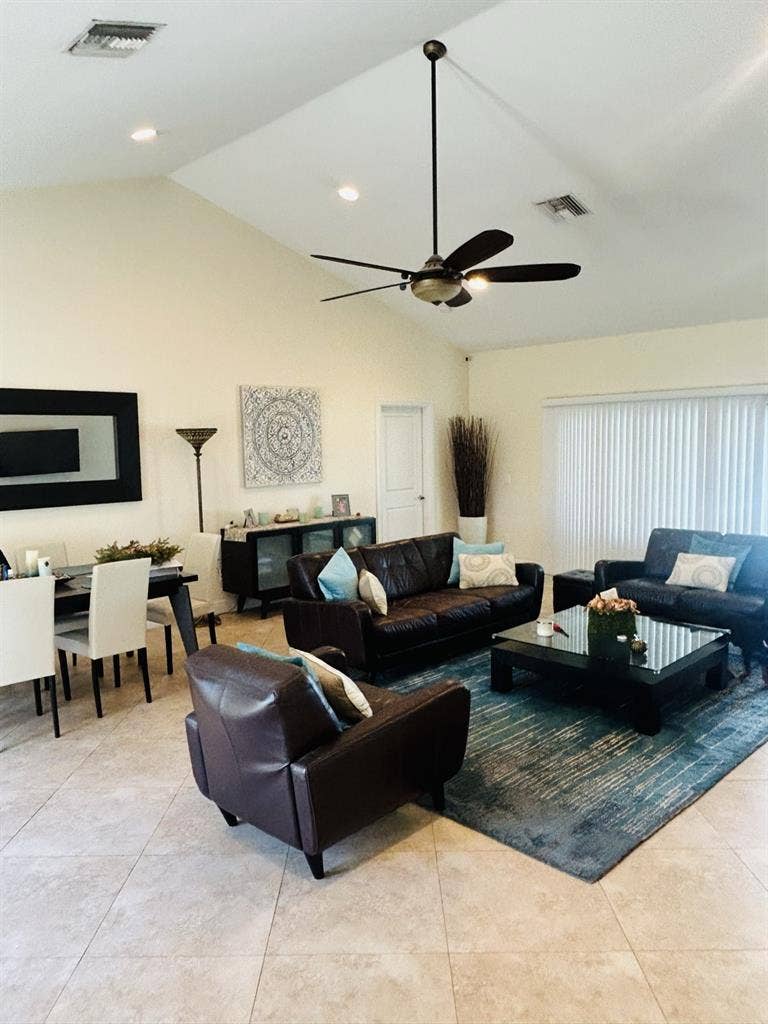 Female Roommates wanted