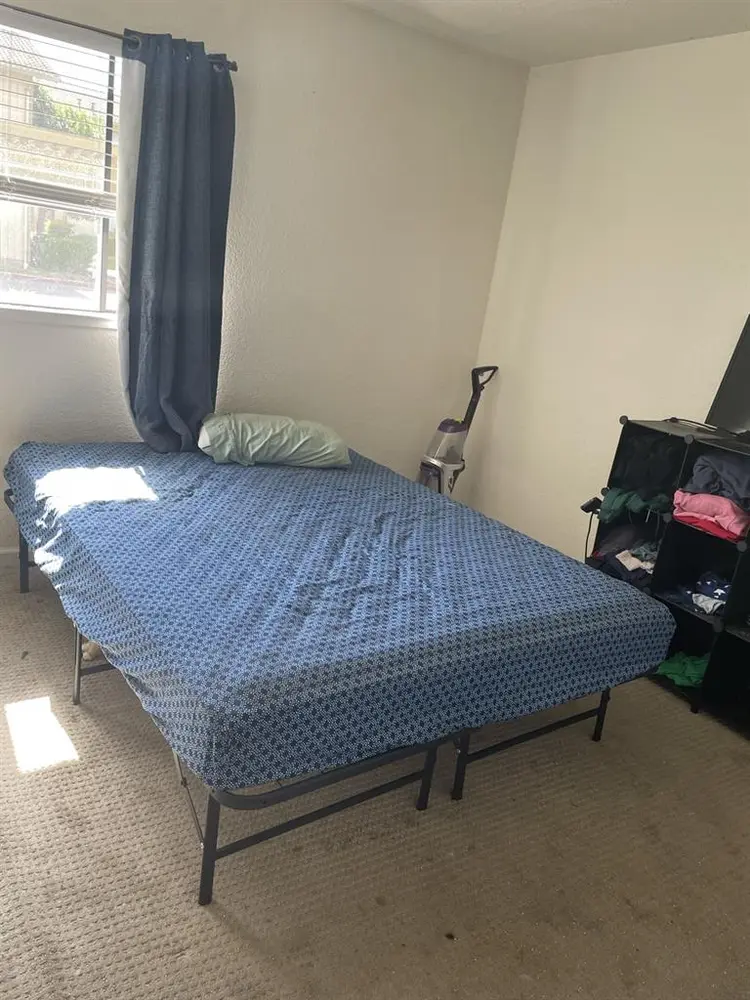 Looking for roommate