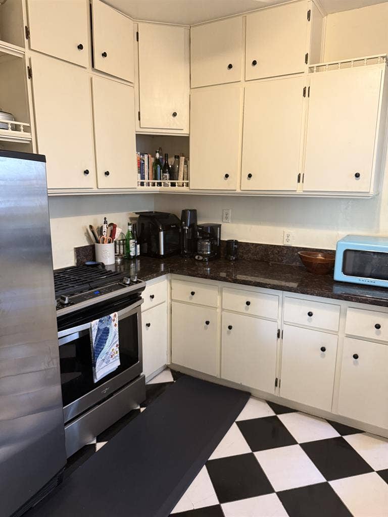 Huge 2 BR Apartment Near The Grove