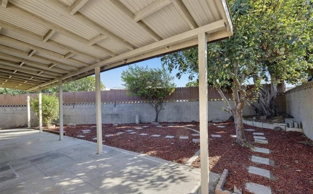 Roommate in Gardena, PVT Garage