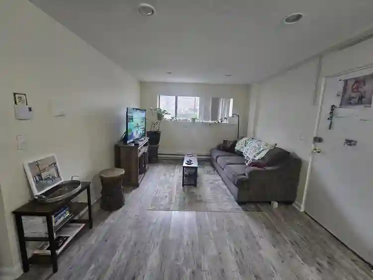 Room available in bath in Hill