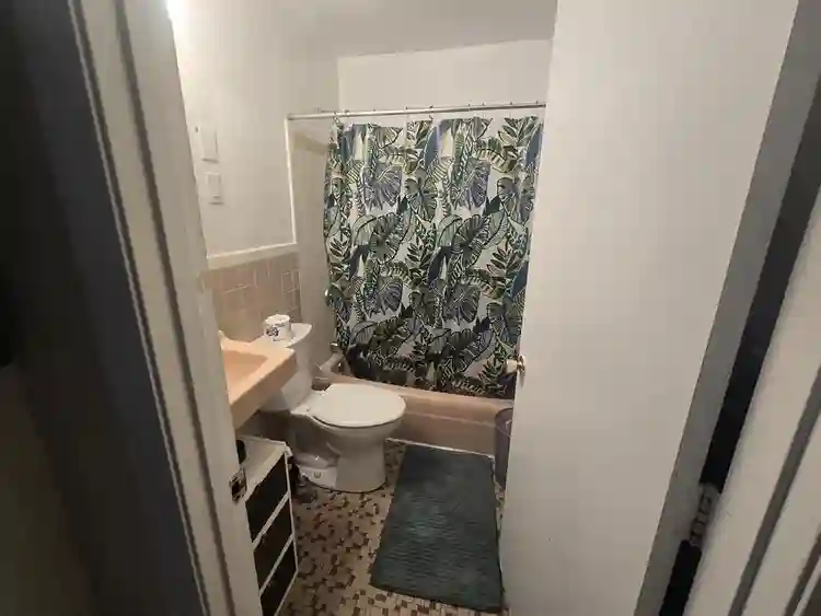 Room available in bath in Hill