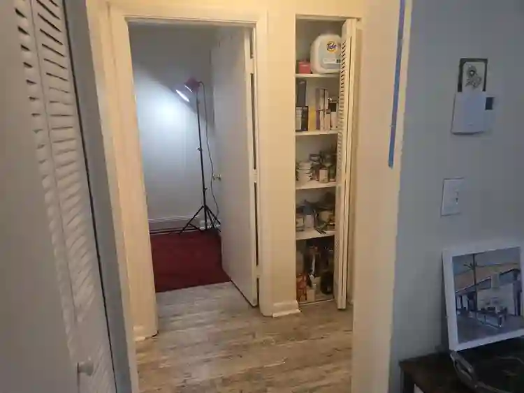 Room available in bath in Hill