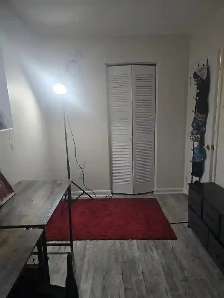 Room available in bath in Hill