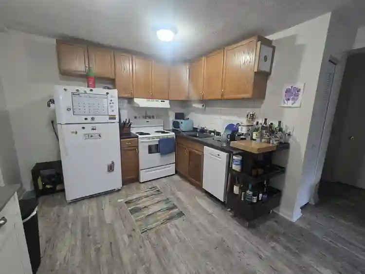 Room available in bath in Hill