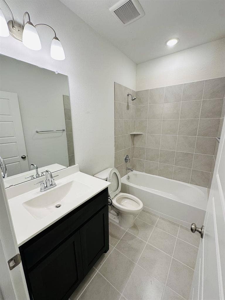 Hurst - 
Room Available in New House