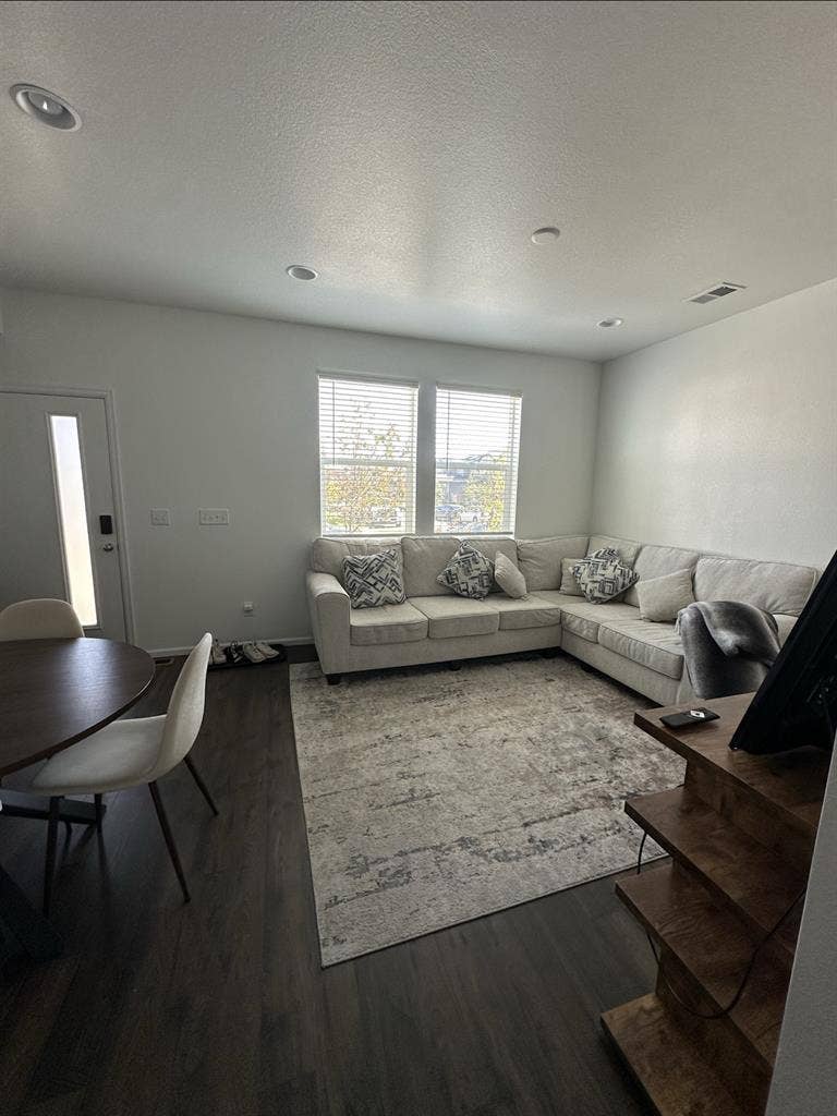 Townhome 5mins from the airport