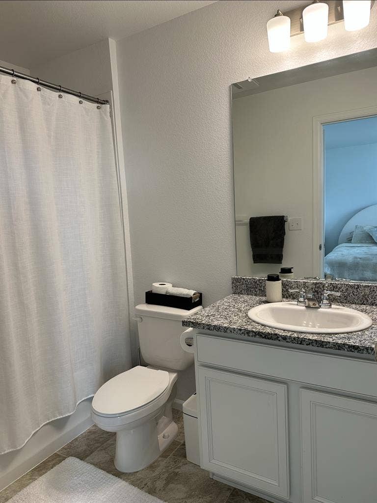 Townhome 5mins from the airport