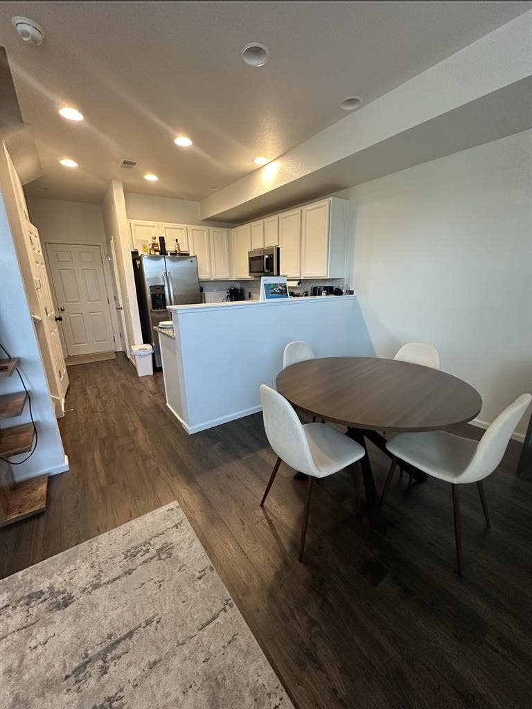 Townhome 5mins from the airport