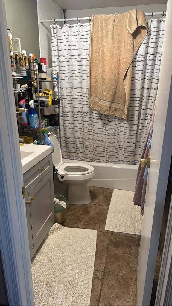 Master bedroom: couples and pets ok