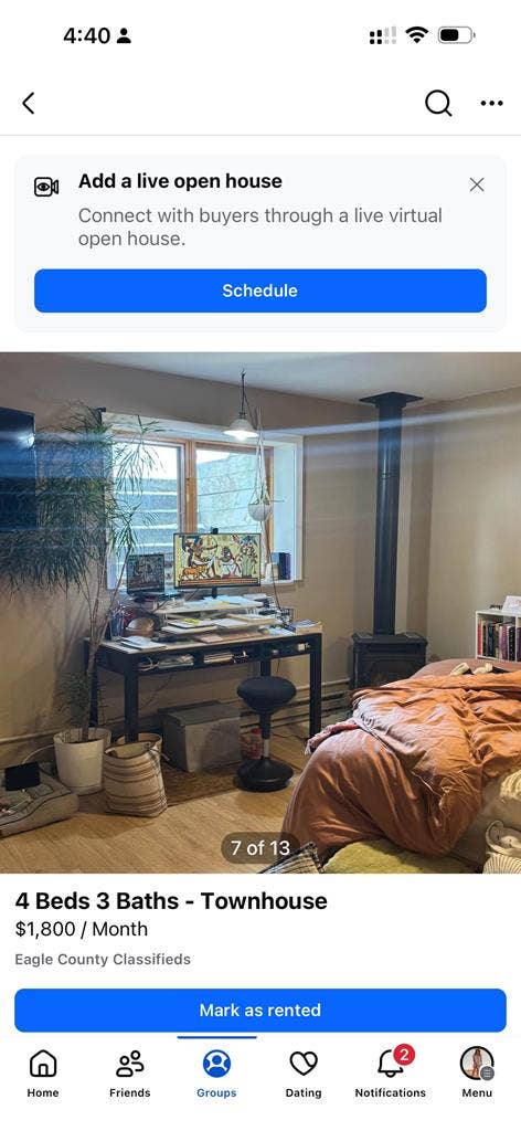 Master bedroom: couples and pets ok