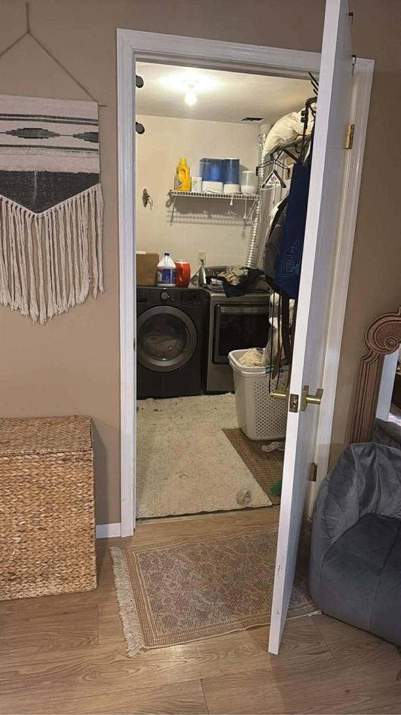 Master bedroom: couples and pets ok