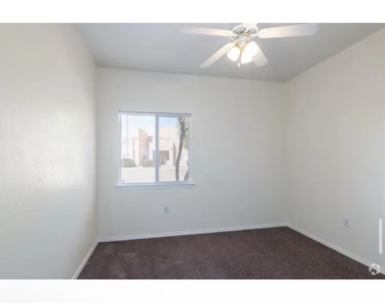 looking for roommate, Casa Bandera