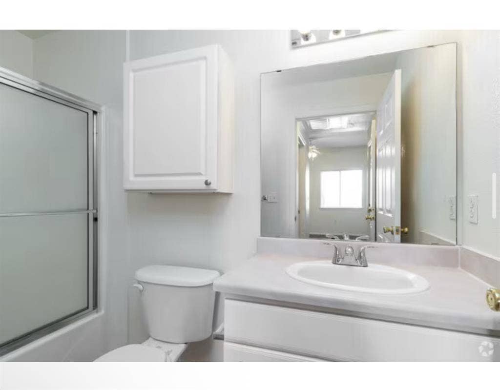 looking for roommate, Casa Bandera