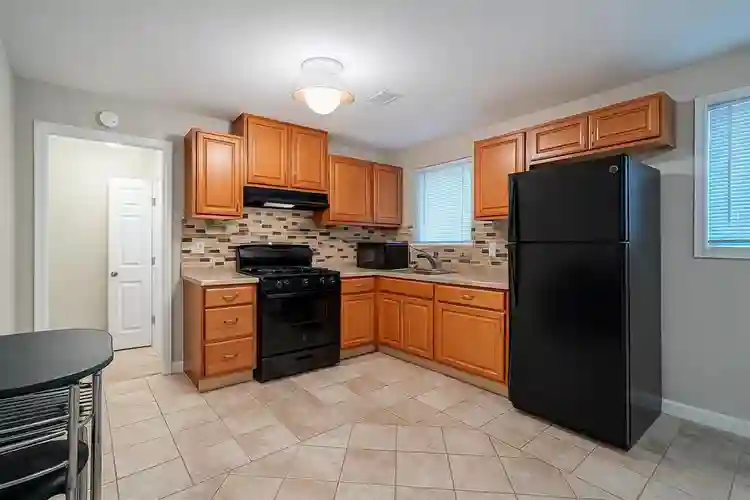 6 BR in Riverdale