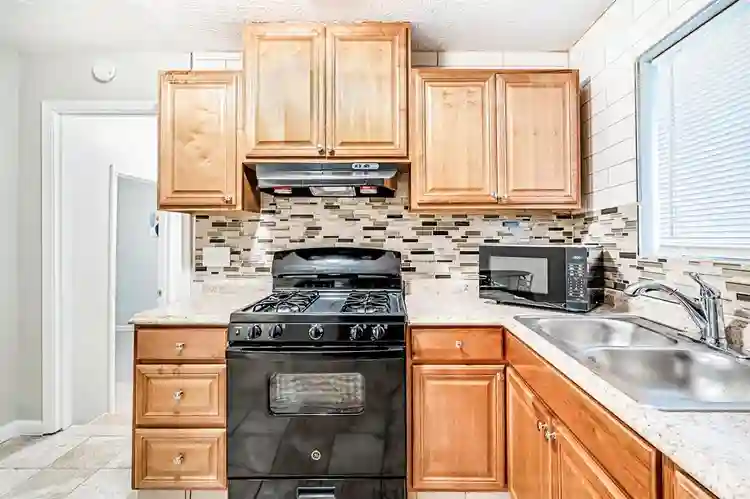 6 BR in Riverdale