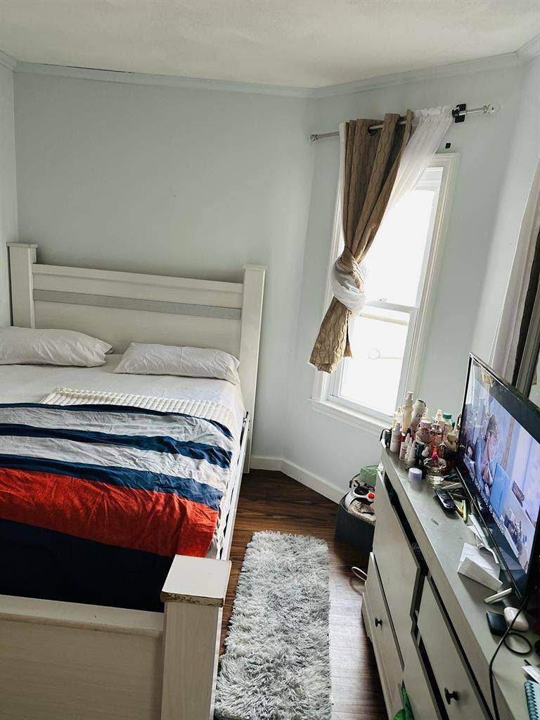 One furnished bedroom for rent