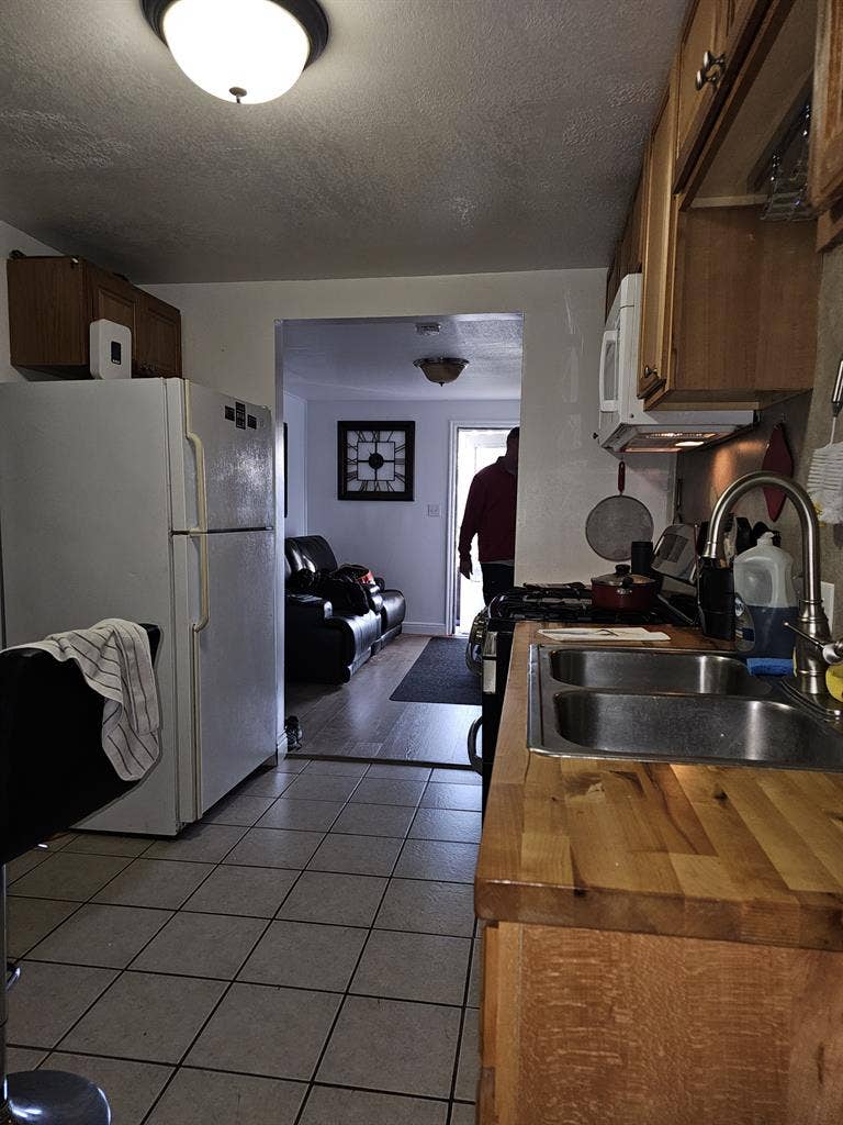 Room for rent Male only