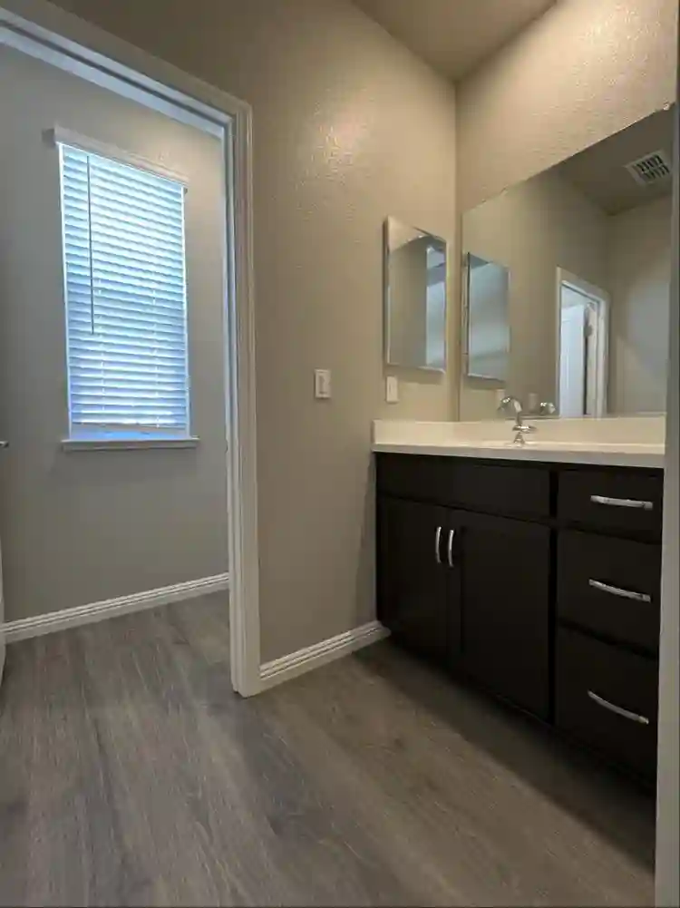 Gorgeous Master Bed w/ Private Bath