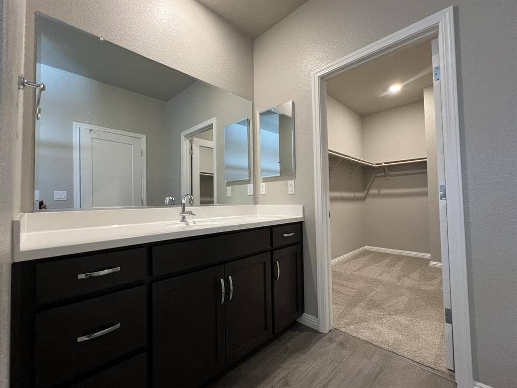 Gorgeous Master Bed w/ Private Bath