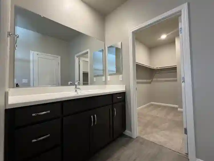 Gorgeous Master Bed w/ Private Bath