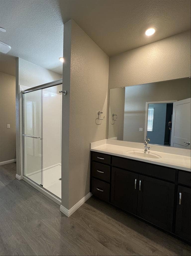 Gorgeous Master Bed w/ Private Bath