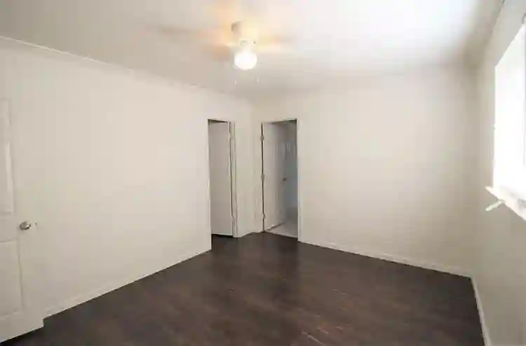 Master Bedroom w private bathroom