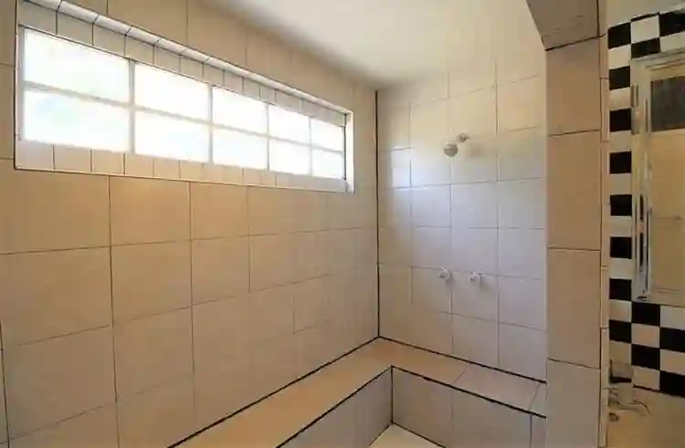 Master Bedroom w private bathroom