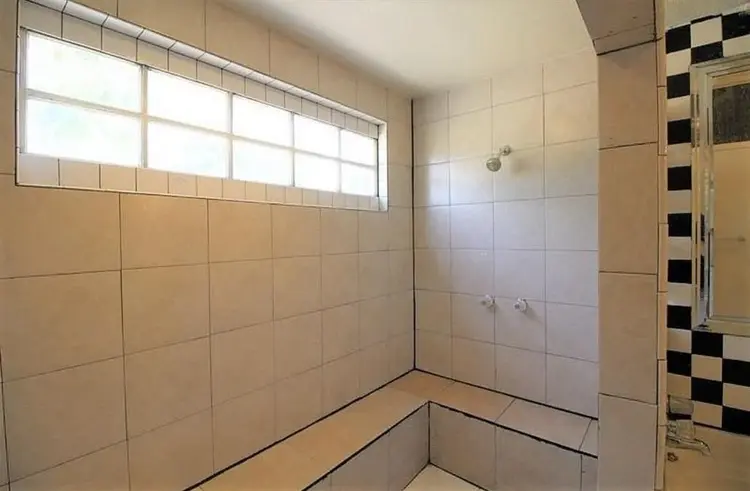 Master Bedroom w private bathroom